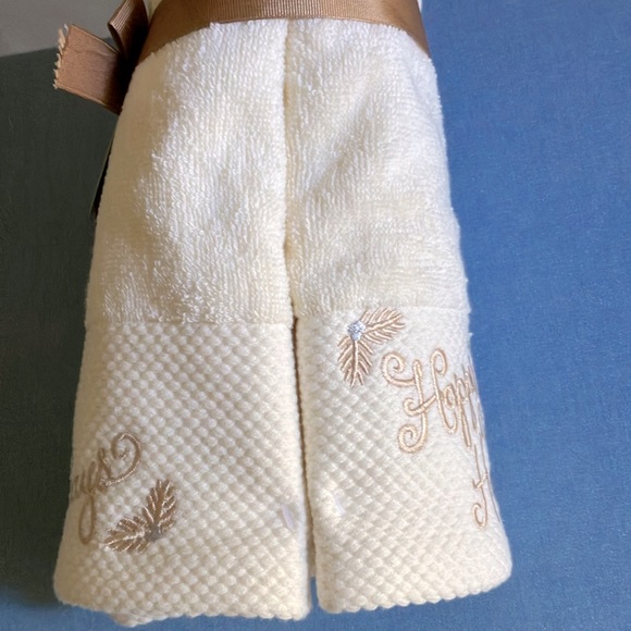NWT ‼️Beautiful Christmas Embroidered Hand Towels 2 - Pack - Picture 5 of 7